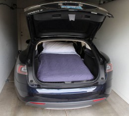 
Владелец Tesla предложил туристам провести ночь в машине за 85 долларов. Отели, гостиницы