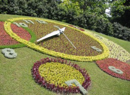 Английский парк и цветочные часы. Природа