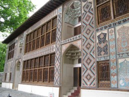Дворец шекинских ханов . Азербайджан → Шеки → Архитектура