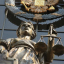 Сколько стоит справедливость: разбираемся, как вернуть деньги за адвоката и почему суд может урезать выплаты