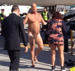 В аэропорту Манчестера задержали голого нетрезвого пассажира рейса ИзиДжет с Мальты. Великобритания