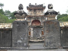 Гробница императора Ты Дыка. Вьетнам → Хуэ → Архитектура