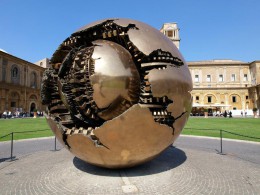 Статуя «Сфера внутри сферы». Архитектура