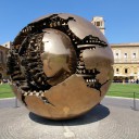 Статуя «Сфера внутри сферы»