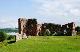 Руины Лудзенского средневекового замка. Латвия → Резекне → Архитектура